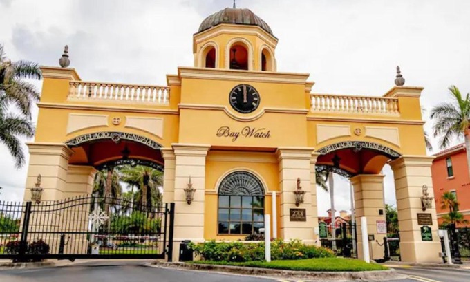 Clearwater Apartment | Bayview Hotel: Pet-Friendly Retreat with Pool & Hot Tub