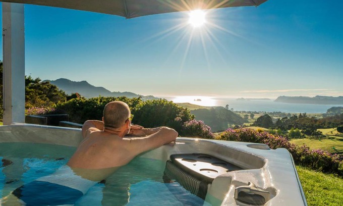 Whitianga Bed & Breakfast | Relax at Bayview Valley Lodge: Oceanfront B&B with Hot Tub