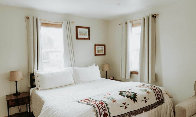 Baywood Park House | Baywood Cottage #1: Walk to Bay & Pet-Friendly Retreat