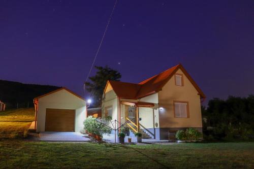 Kisapati Apartment | Bazaltorgona Vendégház: Guest Rated 9.8 with Oceanfront Spa