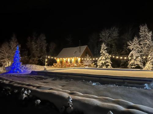 Bretton Woods Villa | Idyllic BC Log Cabin with Private Beach and Scenic Views