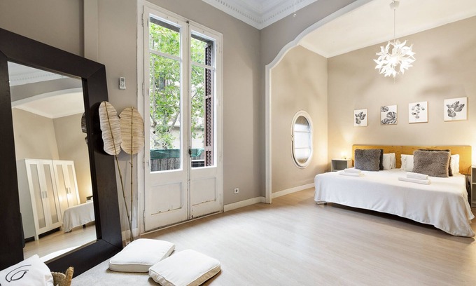 el Fort Pienc Apartment | Explore Sagrada Familia: Family-Friendly & Pet Welcoming