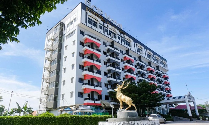 Ban Chang Hotel | Relax at BCP Hotel with Oceanfront Views and Pool Access
