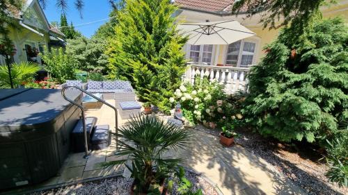 Gyula Apartment | Discover Beáta Apartman: Top-Rated Stay with Hot Tub