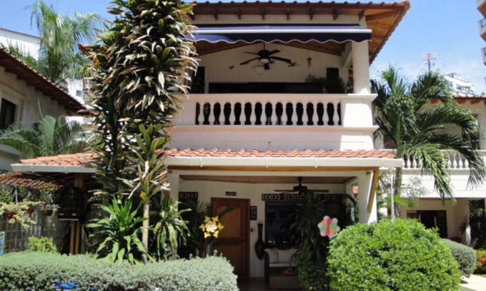 Papare House | Seaside Haven: Family-Friendly Resort with Pool & Spa