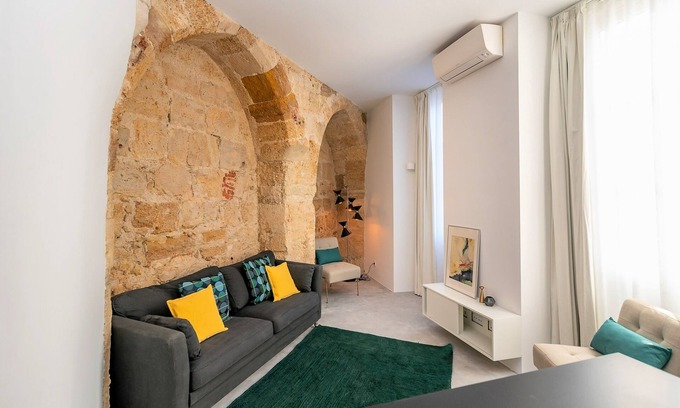 Santa Maria Maior Apartment | Discover Be Local - Historic Santo André House in Alfama
