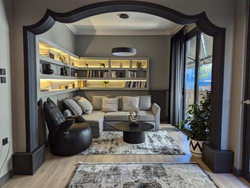 Thissio Hotel | Discover Be My Guest Athens: Pet-Friendly Comfort & Dining