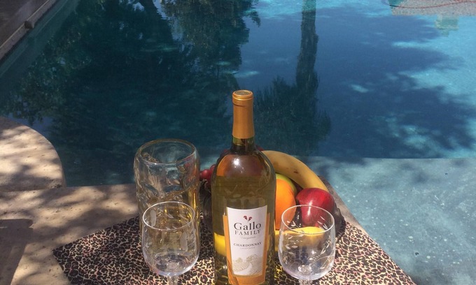 River Oaks House | Inviting BE MY GUEST: Rated 10/10 with Pool & Breakfast