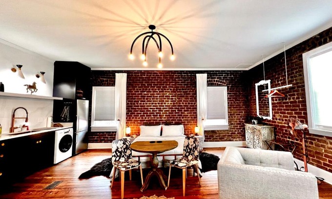 Historic Downtown Savannah House | Unforgettable Stay at Gaston's "The Garden of Good" - 10/10