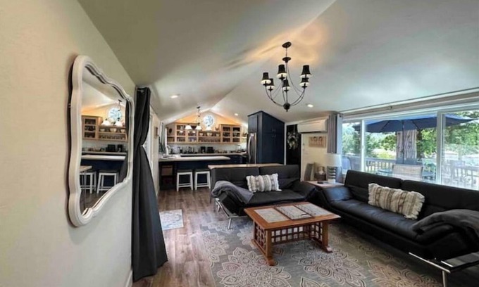 Grants Pass House | Discover Our Cheerful Cozy Retreat - Rated 10/10!