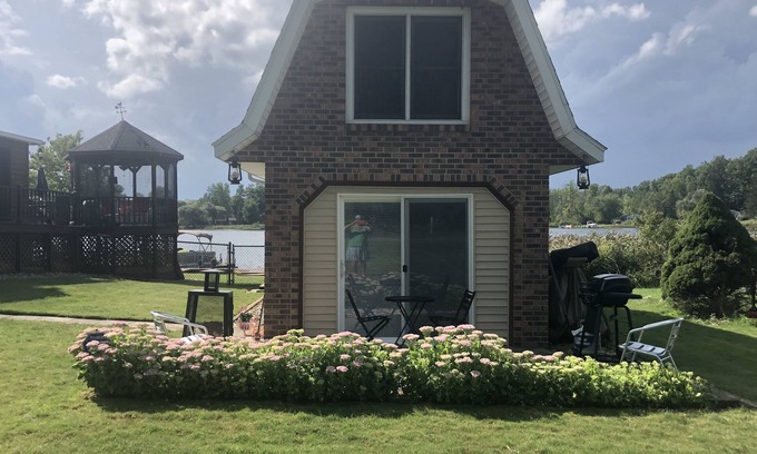 Vandalia Cottage | Explore Our Guest House on Lewis Lake - Rated 10/10!