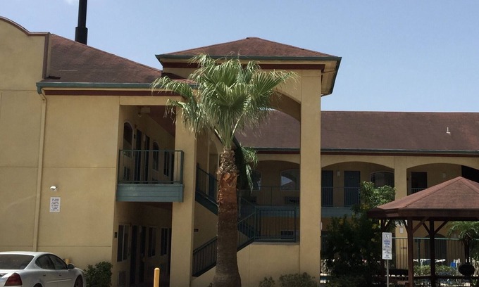 Edinburg Hotel | Discover Comfort in Rio Grande Valley with Pool Access