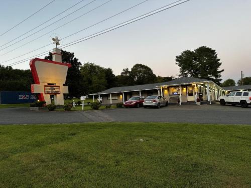 Mount Airy Hotel | Family-Friendly Retreat at Bea's Parkway Inn with Hot Tub