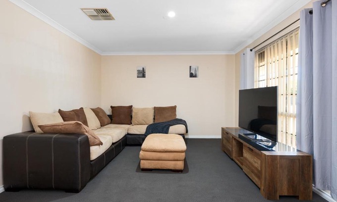 Somerville House | Bea-Vic Home: Your Family-Friendly Retreat Awaits