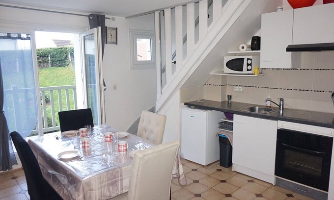 Merville-Franceville-Plage Apartment | Cozy Oceanfront Apartment in Merville-Franceville-Plage