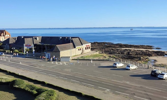 Quiberon Apartment | Seaside Retreat: Renovated 2-Room Apartment with Ocean View