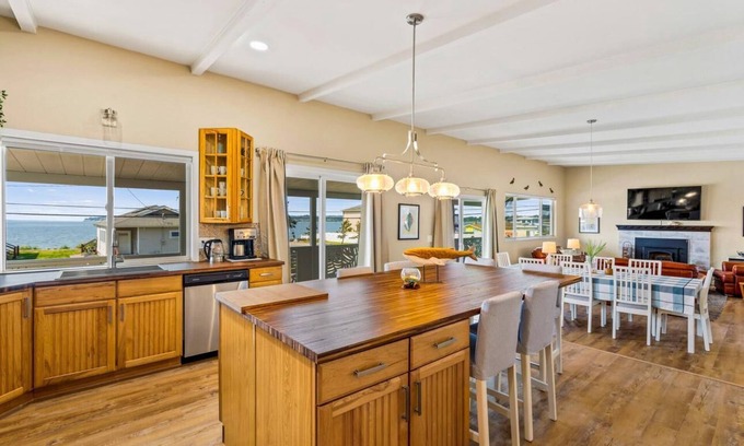 Birch Bay Condo | Beachfront Escape with Ocean View, BBQ and Fast WIFI