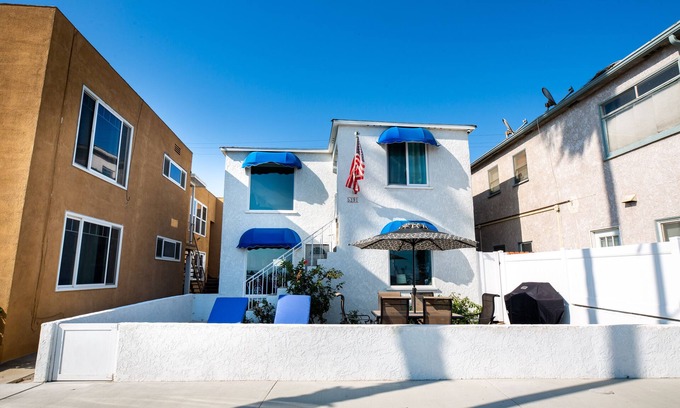 Belmont Shore House | Beachside Retreat with Ocean View & Steps from Alamitos Bay