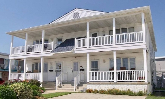 Wildwood Condo | Inviting Beachfront Retreat with Ocean Views & Spa Access