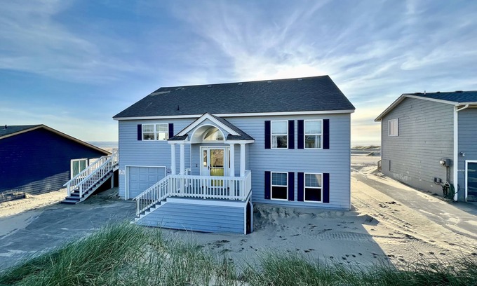Bayshore House | Immaculate Beachfront Retreat with Ocean Views & Chef's Kitchen