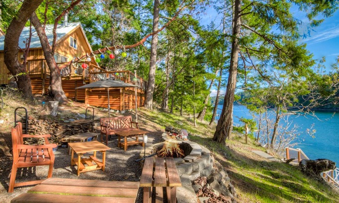 Roche Harbor Cabin | Experience Beach and Dock Access with Ocean Views!