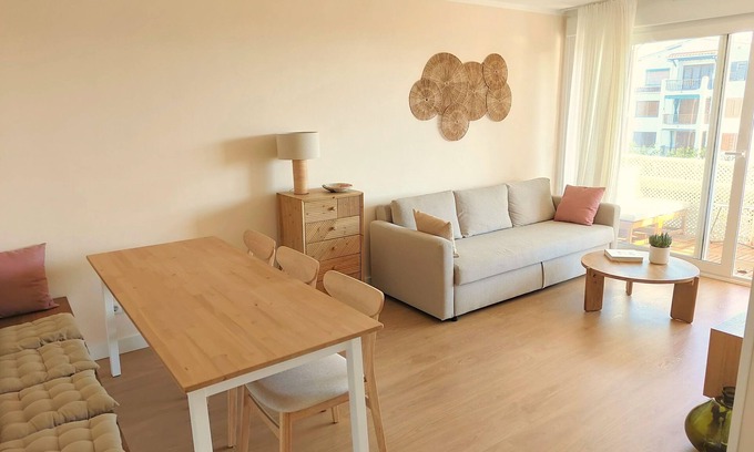 El Roc de Sant Gaieta Apartment | Beach Apartment with Parking, AC & Family-Friendly Amenities