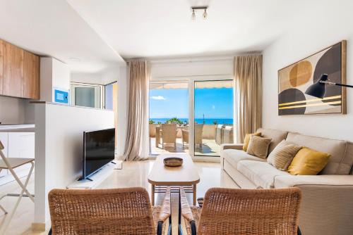 Radazul Apartment | Seaside Apartment with Terrace & Private Parking Awaits