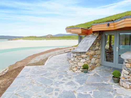 Ardroil House | Beach Bay Cottage: Family-Friendly Escape with 5-Star Comfort