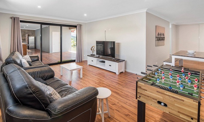 West Busselton House | Family-Friendly Beach Break with Top Amenities & 9.8 Rating