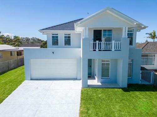 The Entrance North House | Relaxing Beach Breeze Escape with Ocean Views
