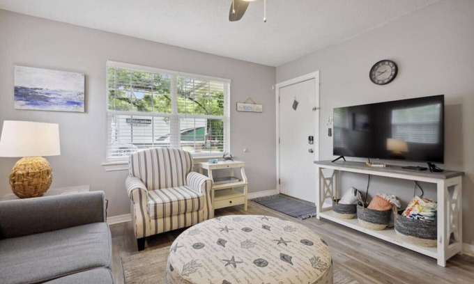 Long Beach Apartment | Beachfront Bungalow: Steps to Sand, Shopping & Downtown