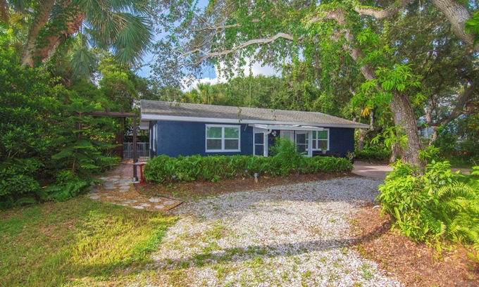 Wabasso Beach House | Beach Bungalow w/Private Beach Access 1 BD, 2 BA, Dogs Welcome, Quiet
