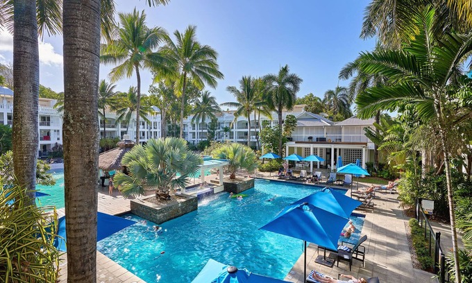 Palm Cove Apartment | Oceanfront Beach Club Penthouse with Pool & Spa Amenities