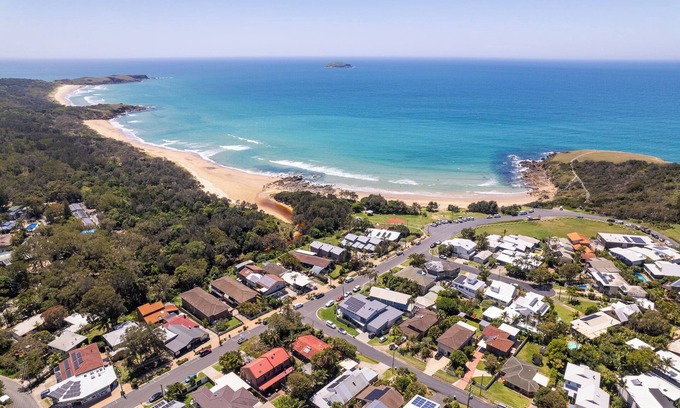 Emerald Beach House | Beach Cockatoo, Sleeps 4, start your day with a surf or walk on the beach