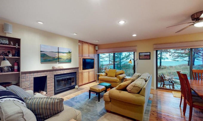 Glen Arbor Apartment | Oceanfront Bliss at Beach Comber 15 - Family Friendly Stay