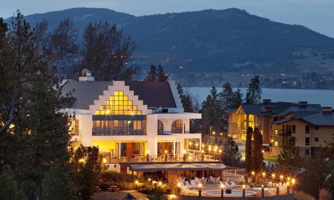 Central Okanagan Condo | Oceanfront Beach Condo with Pool & Spa for 4 Guests