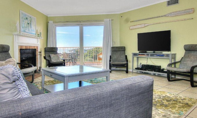 Indian Shores Apartment | Relaxing Beach Cottage 1403 with Pool & Hot Tub Access