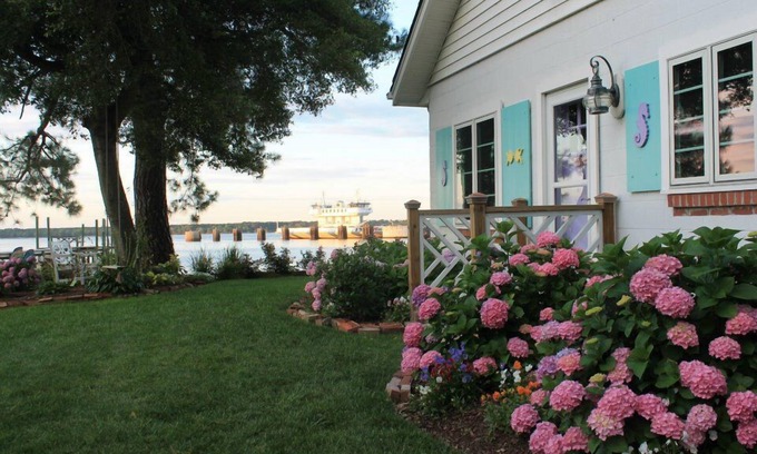 Surry Cottage | Beautiful Waterfront Cottage with Private Beach on James River