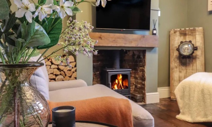 Eastbourne Cottage | Pet-Friendly Beach Cottage with Spa and Hot Tub Retreat