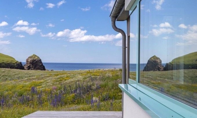 Arnol Cottage | Romantic Beach Cottage in Dalbeg with Family-Friendly Amenities