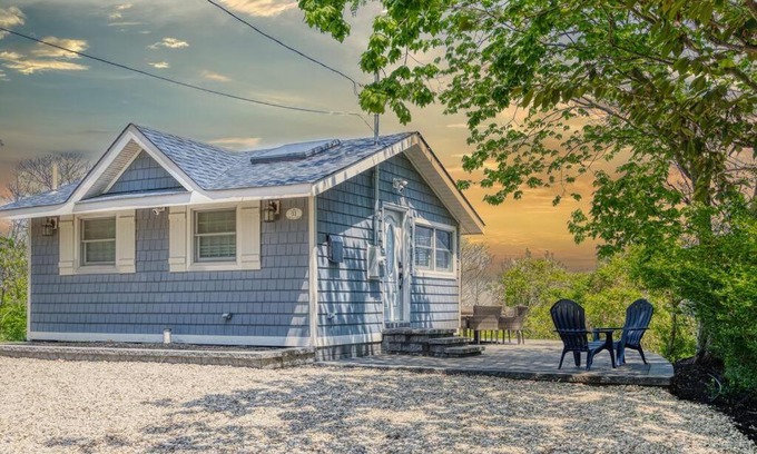 Baiting Hollow Villa | Oceanfront Beach Cottage Villa with Guest Rated 9.8
