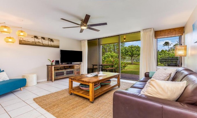Kahuku Apartment | Cozy Oceanfront Turtle Bay Condo with Pool & Family Amenities