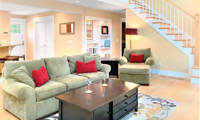 East Harwich House | Perfect Getaway: Beachside Escape with Bike Trails & Views