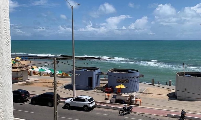 Praia do Meio Apartment | Cozy Beach Flat with Breakfast and Kitchen Amenities
