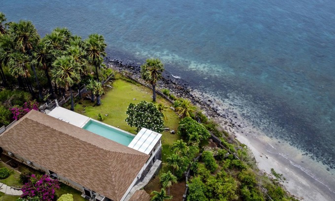 Bunutan Villa | Beachfront 3BR Villa with Pool & Family-Friendly Amenities