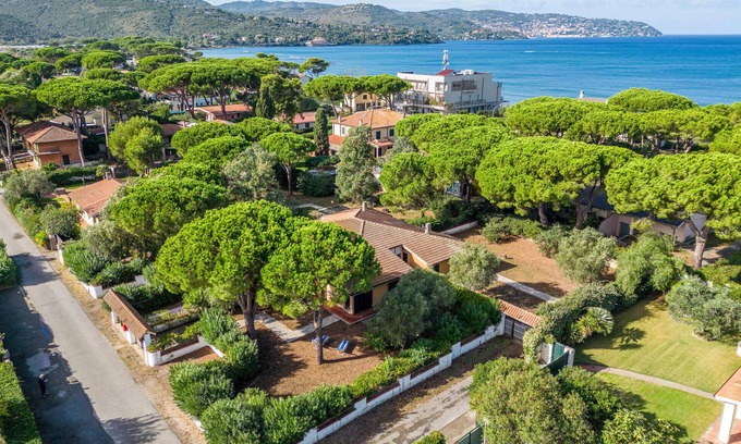 Giannella Apartment | Relax in a Beachfront Vacation Apartment with Ocean Views