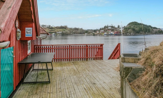 Sjernarøy Apartment | Relaxing 3 Bedroom Stay in Scenic Sjernarøy
