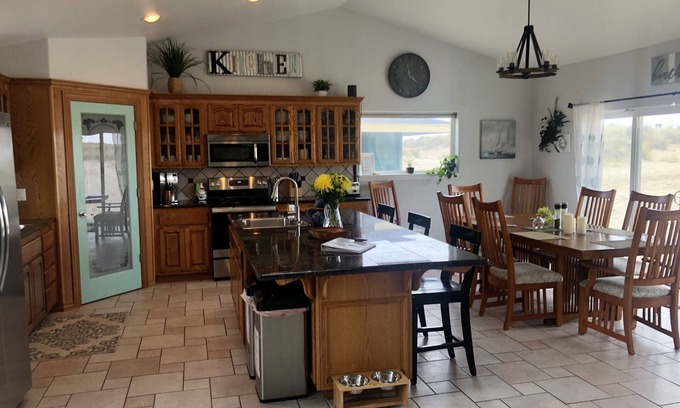 Bayshore House | Experience Oceanfront Comfort: Pet Friendly & Pool Access!