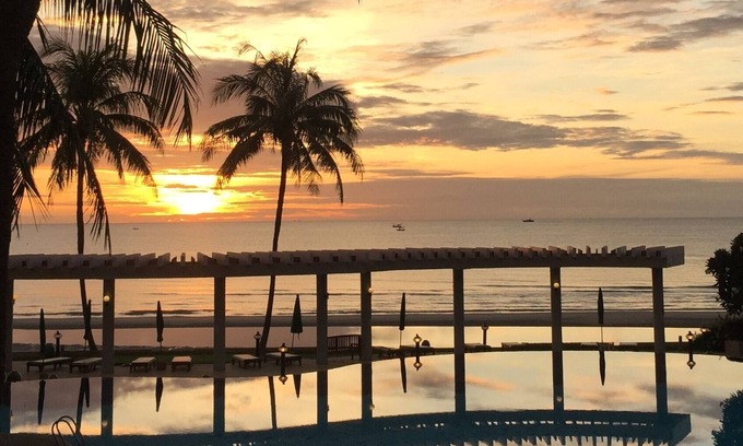 Nong Kae Apartment | Beach Front Condo with Amazing Ocean Views & Spa Amenities
