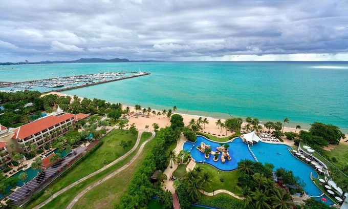 Na Chom Thian Apartment | Oceanfront Condo with Pool & Private Beach Access